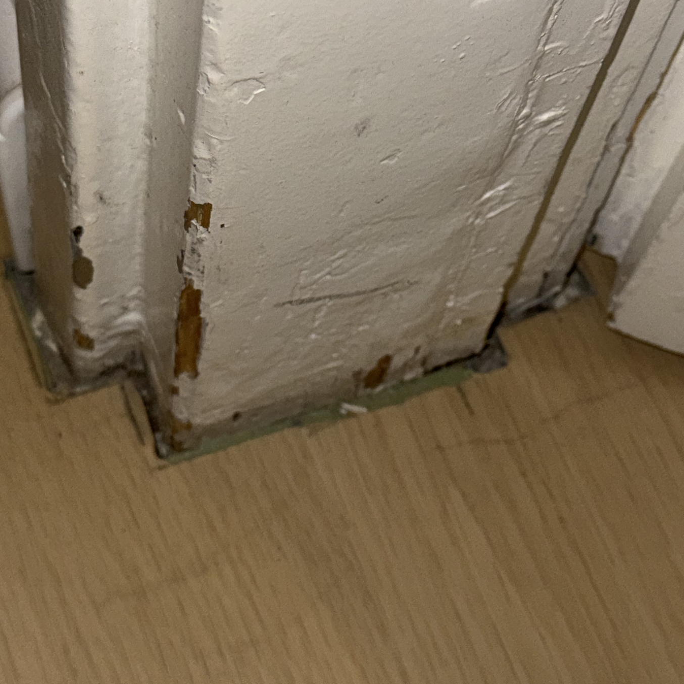 Onfegewerkte plinten en rommel