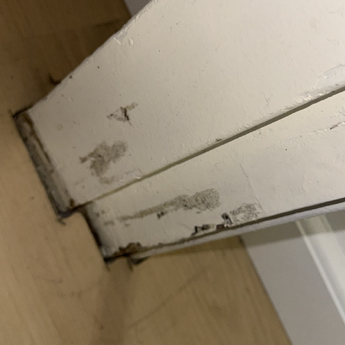 Onfegewerkte plinten en rommel